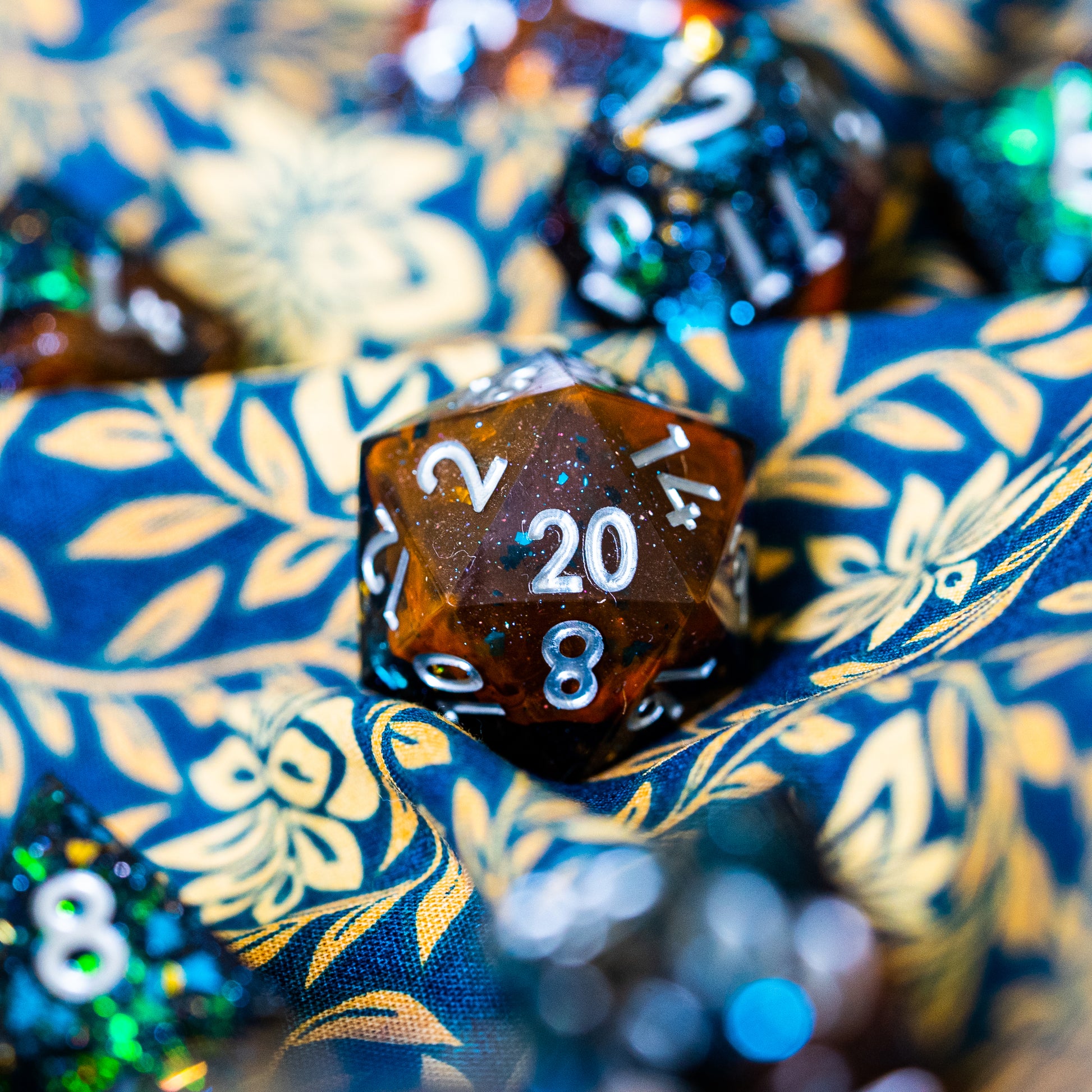 Dés Ciel Étoilé sur un tissu bleu et jaune