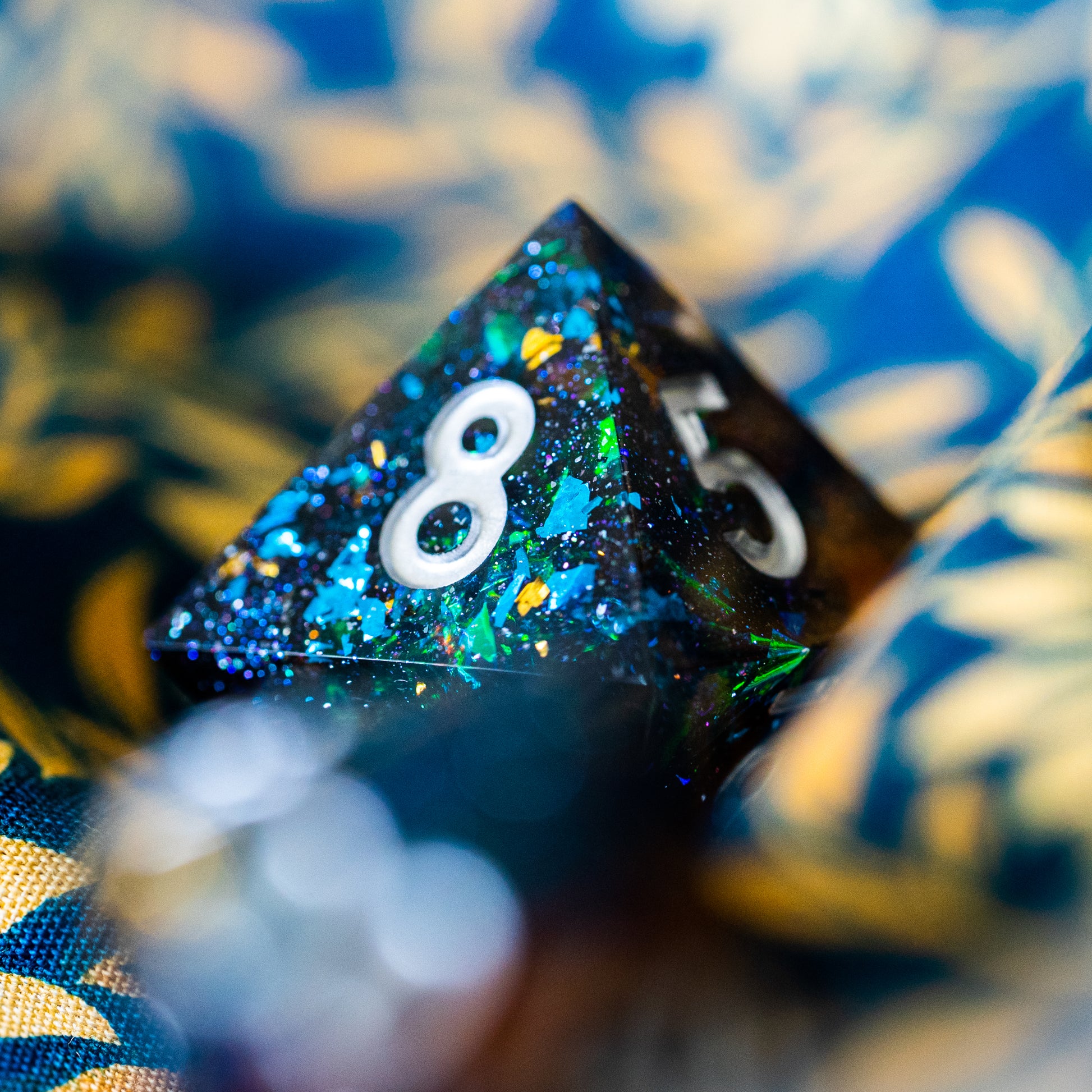 D8 des Ciel Étoilé sur un tissu bleu et jaune