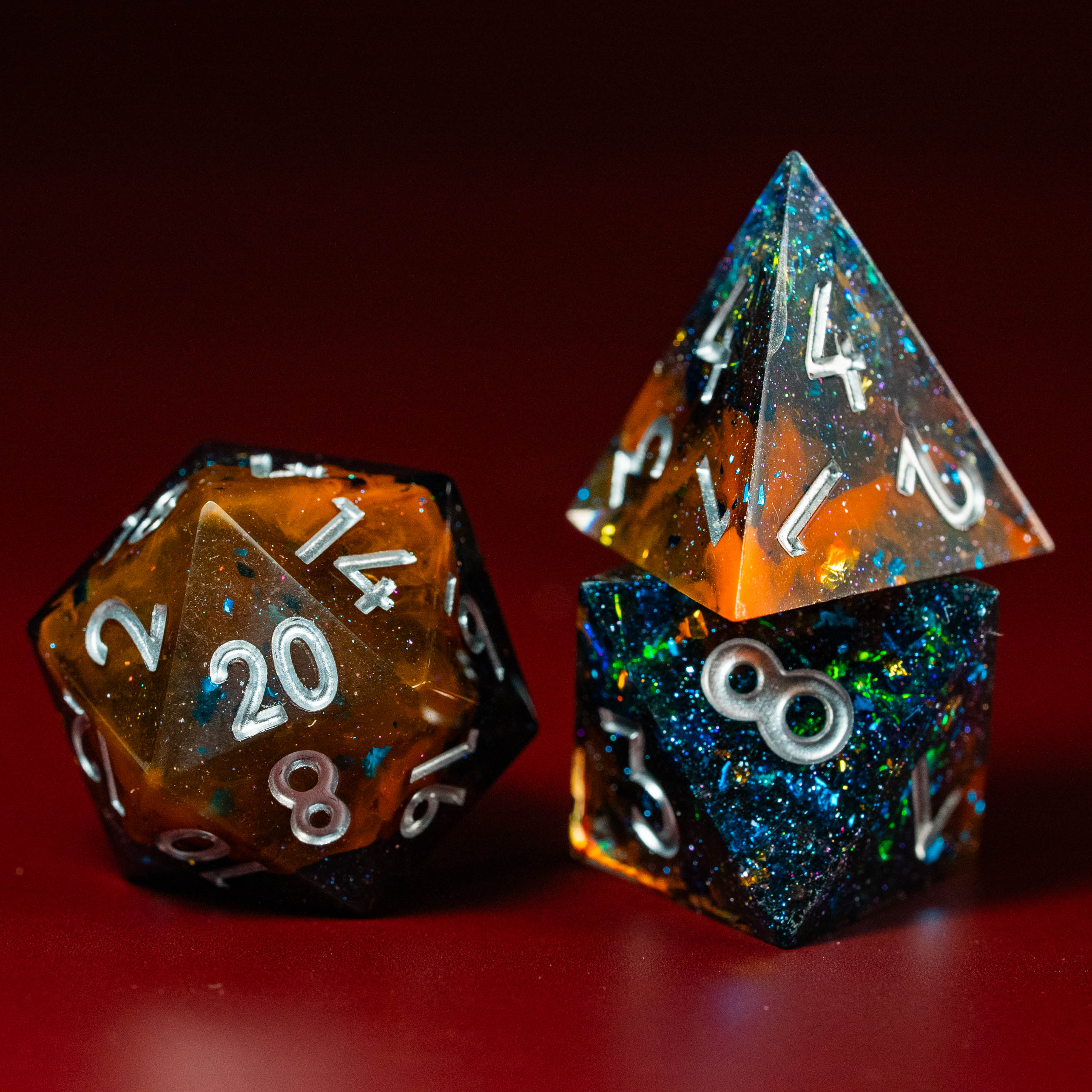 Set De 8 Dés JDR Ciel Étoilé – Sac Velours – D4 D8 D10 D12 D20 – Acrylique Rouge – Pour DND, MTG, RPG