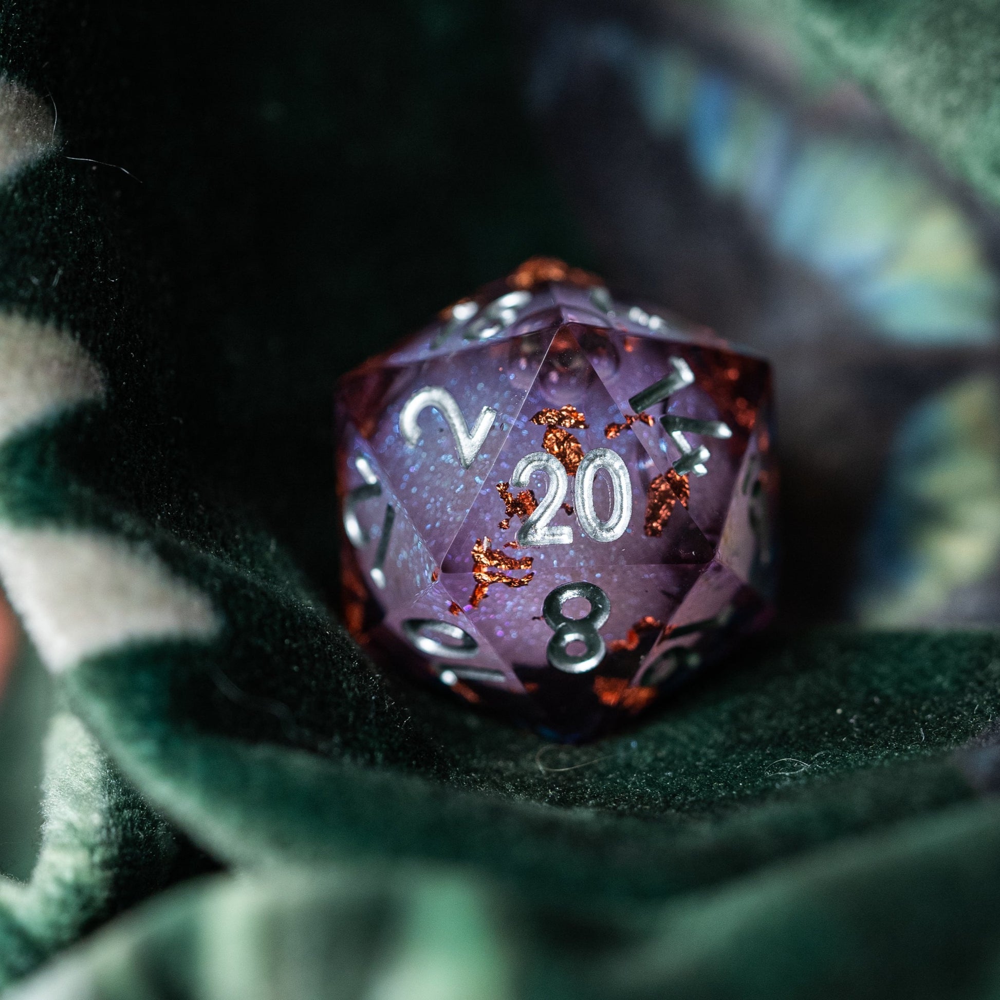 D20 de Coeur de Vesta sur un tissu vert foncé