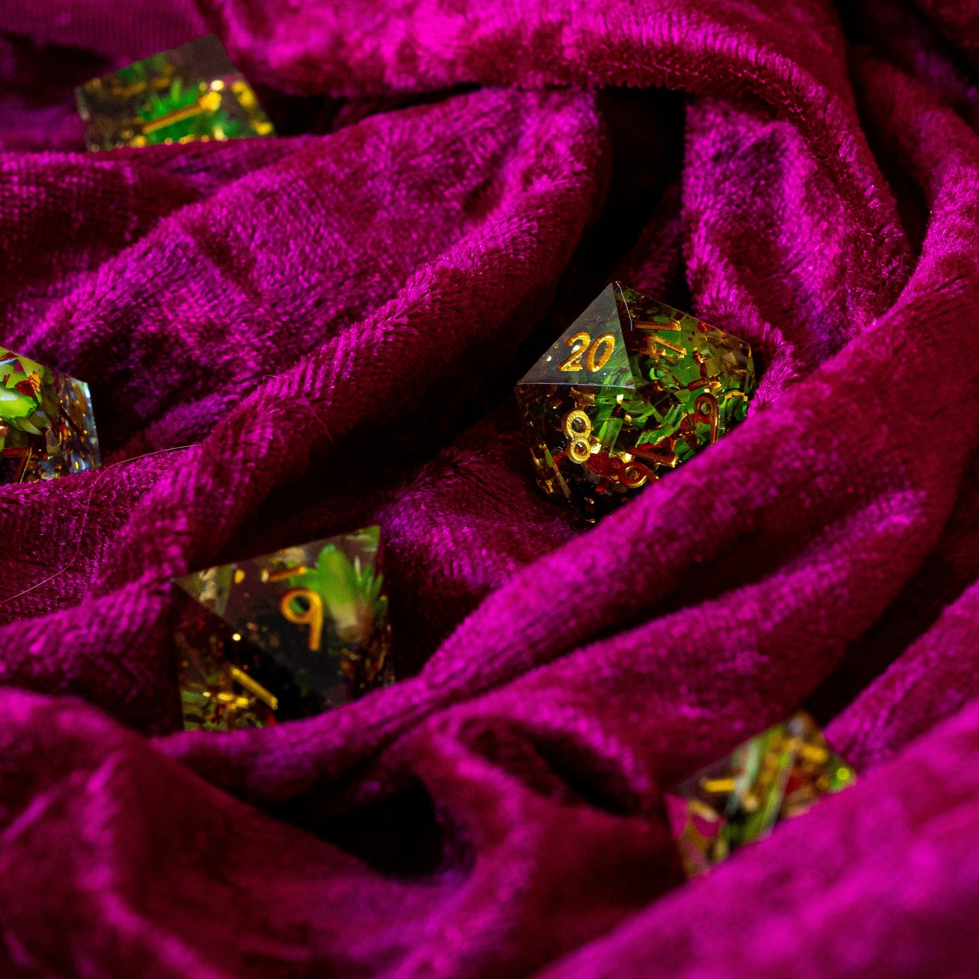 Dés Mangrove sur un tissu pourpre