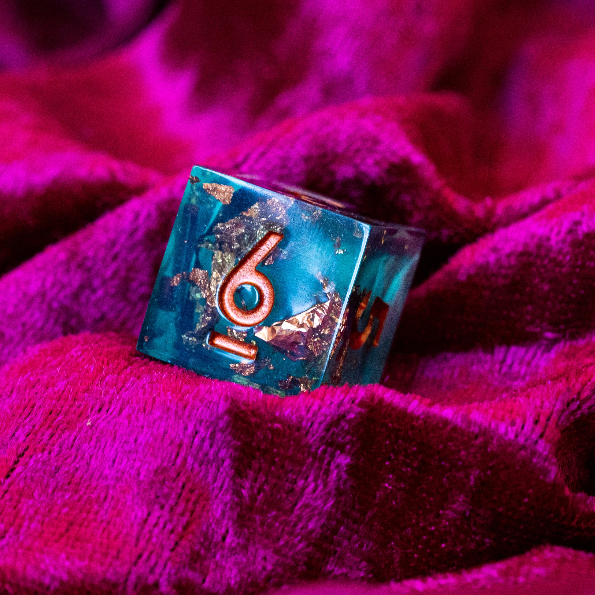 D6 des Royaume Déchu sur un tissu pourpre