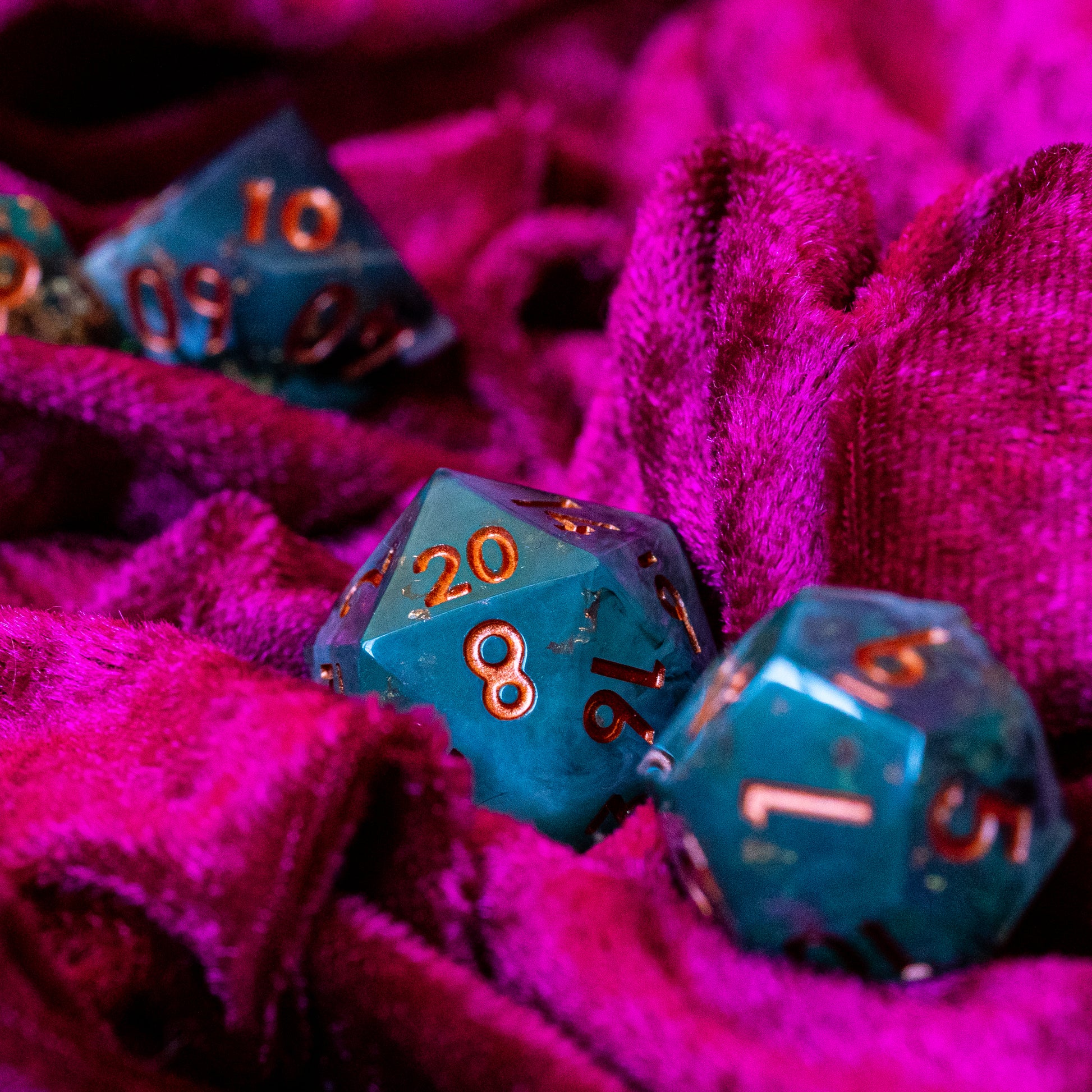 Dés Royaume Déchu sur un tissu pourpre