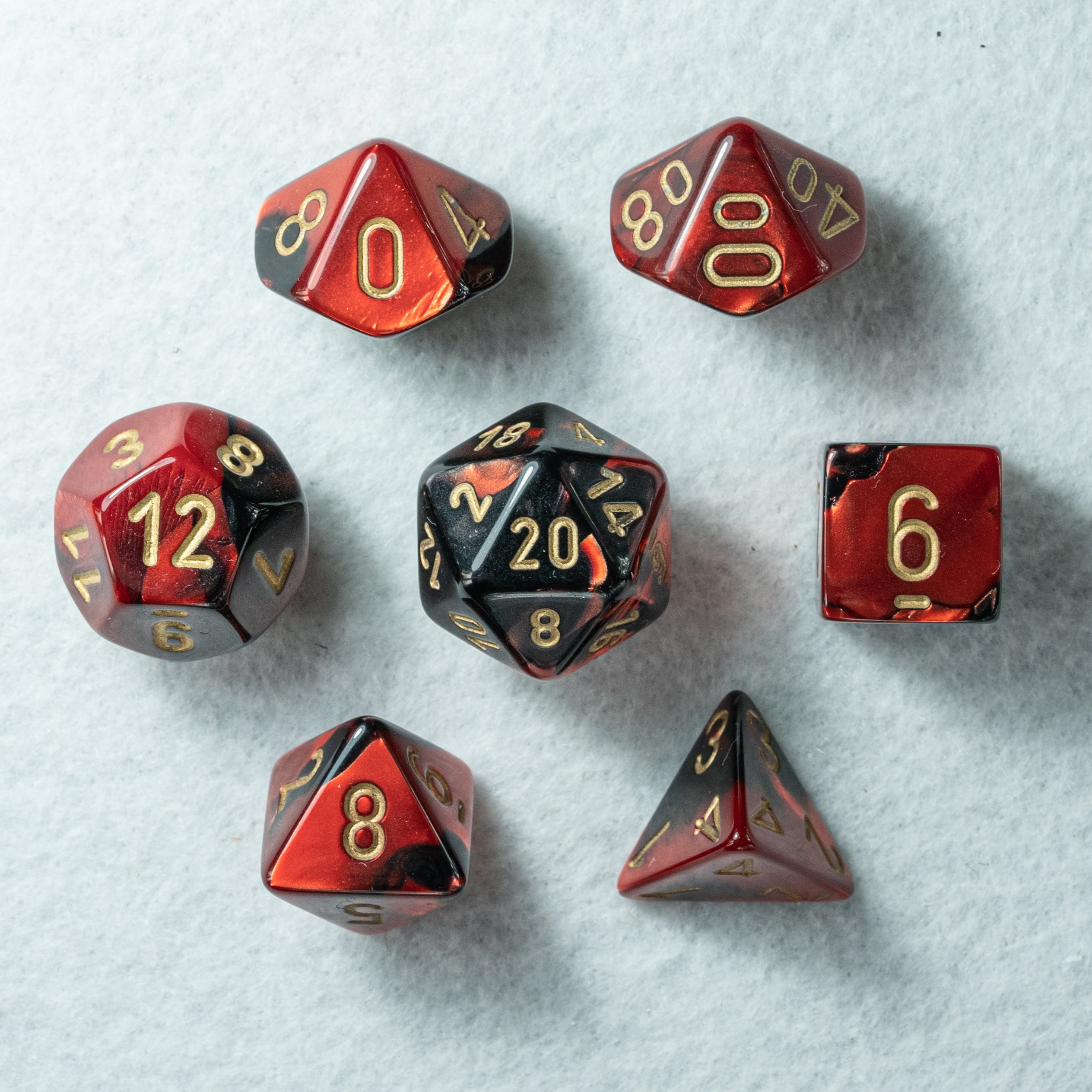 Set de 7 dés Opaque Rouge/Noir Chessex