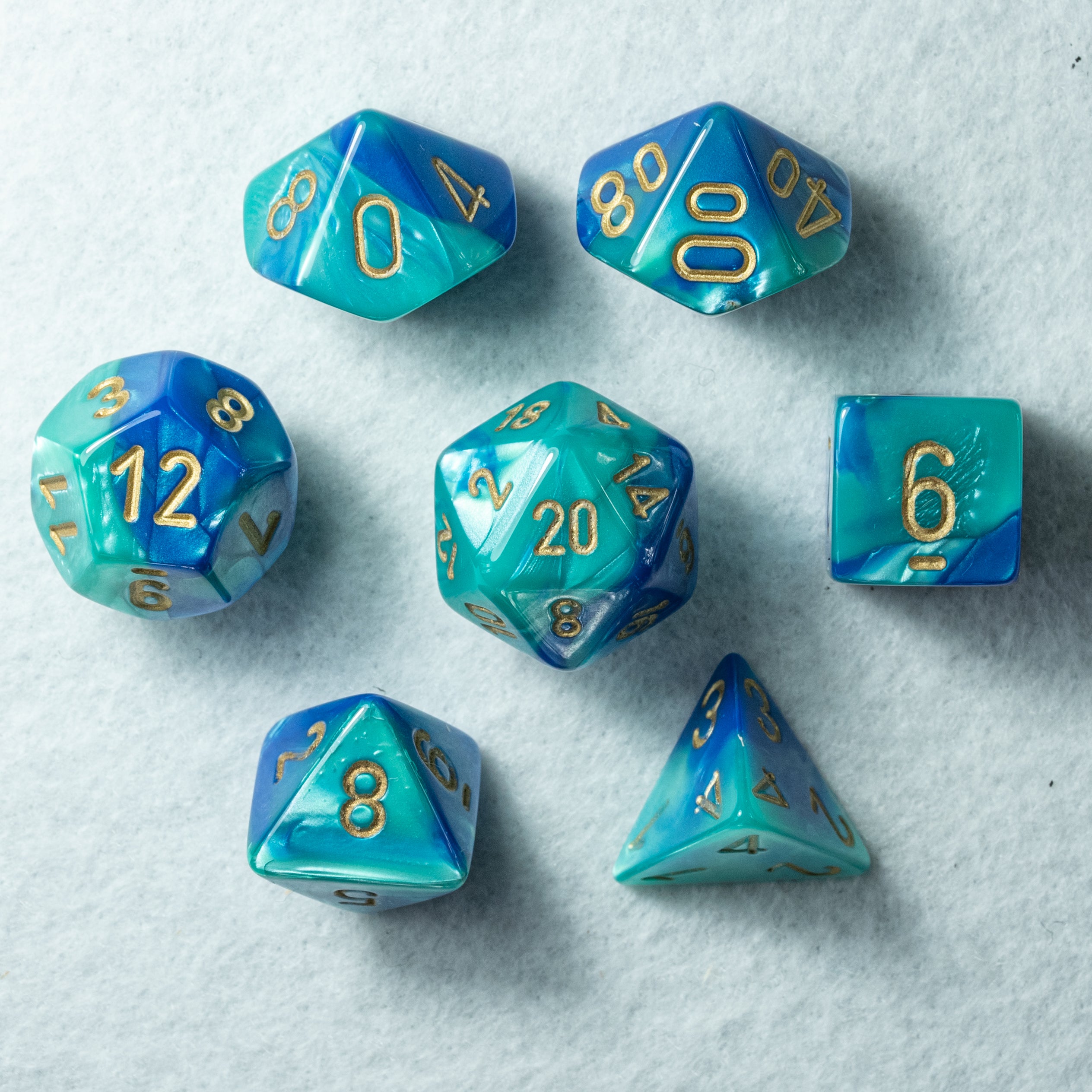 Jeu de dés DND Chessex D&D de 12 mm, dés polyédriques en plastique lumineux fumé et argenté, Donjons et Dragons, comprend 36 dés – D6