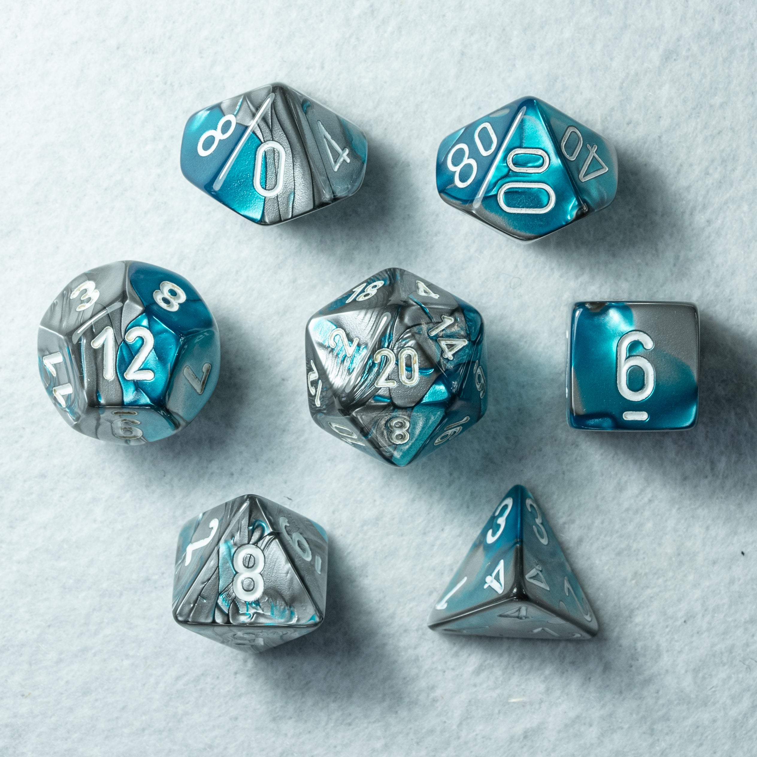 Chessex D&D CHX23076 Jeu de dés polyédriques en plastique bleu translucide et blanc de 16 mm, dés Donjons et Dragons Comprend 7 dés – D4 D6 D8 D10 D12 D20 D% Multicolore Chessex D&D CHX23076 Jeu de dés polyédriques en plastique bleu translucide et blanc de 16 mm, dés Donjons et Dragons Comprend 7 dés – D4 D6 D8 D10 D12 D20 D% Multicolore